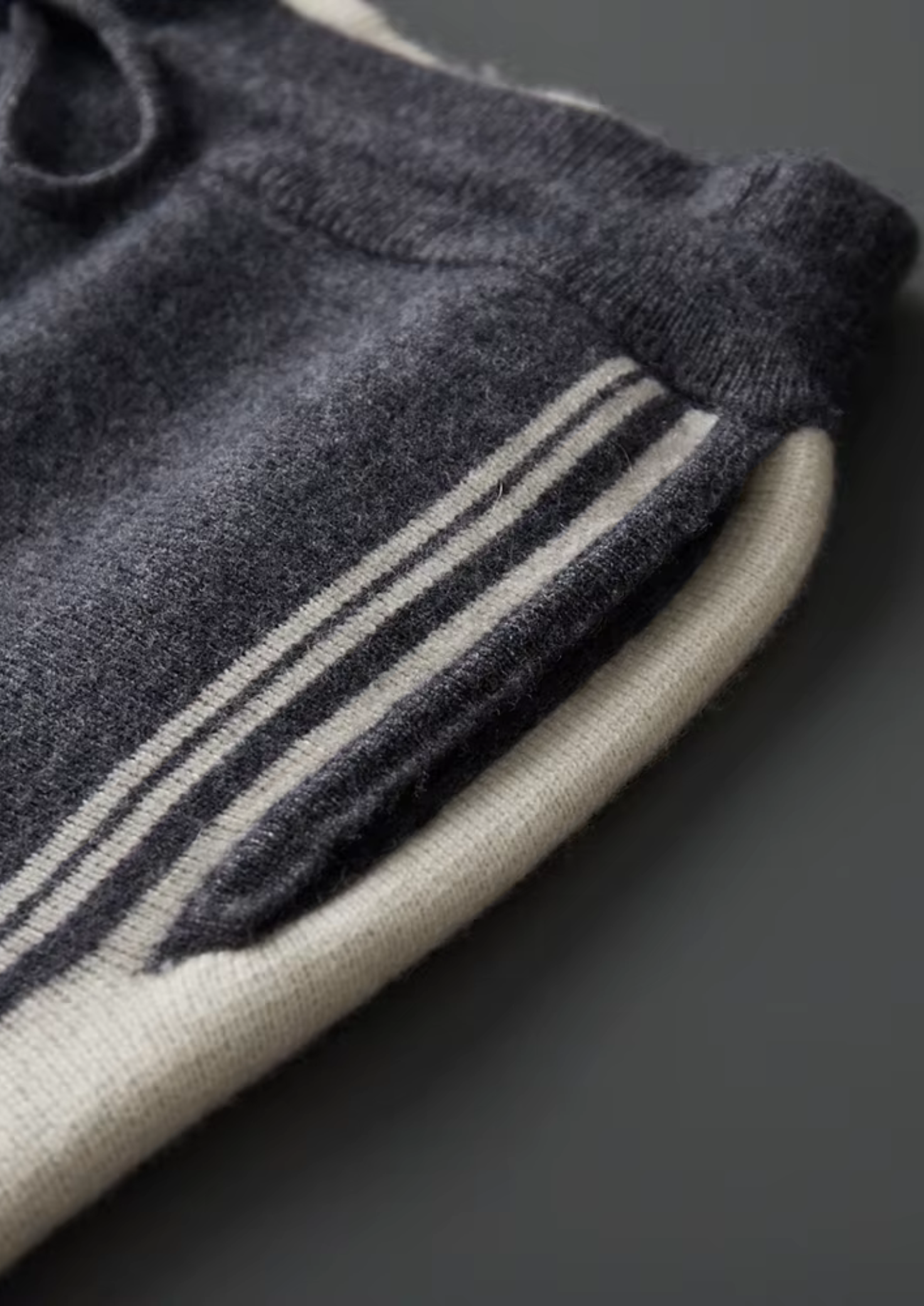 Pure Extra-Fine Merino Wool Dark Gray Damien Set